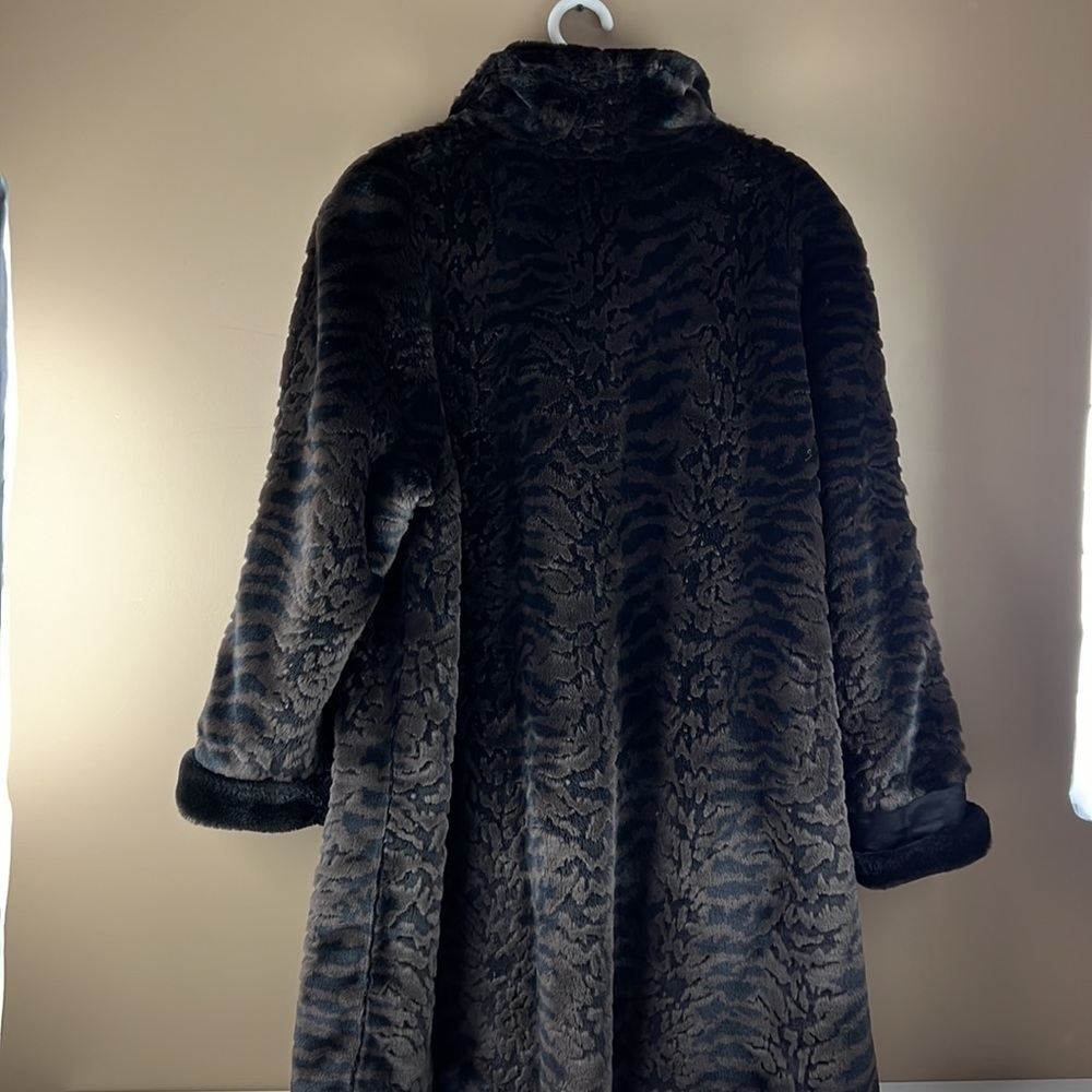 Novelti Winter Faux Fur Cozy Full Length Coat - Picture 4 of 15